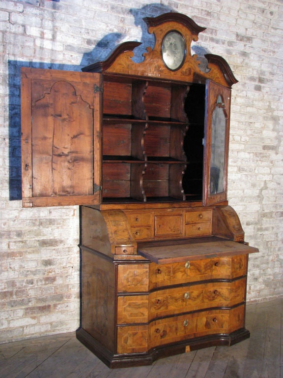 Italian early 18th century Baroque Walnut Secretary-Bookcase In Good Condition For Sale In Troy, NY