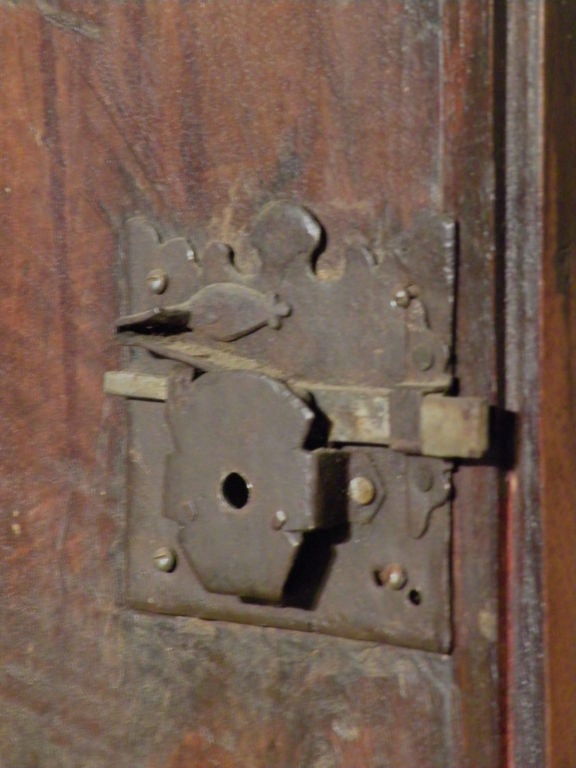 Fino al XVIII secolo Credenza o scrivania in noce barocca italiana del XVII secolo in vendita