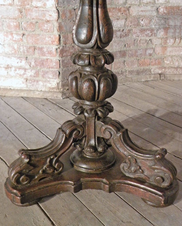 Italian early 18th century Baroque Walnut Center Table For Sale 1