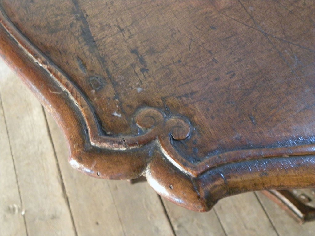 Italian early 18th century Baroque Walnut Center Table For Sale 3