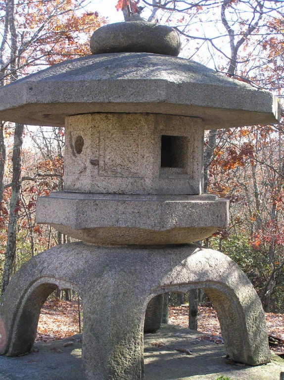 Extremly large YUKIMI Stone Lantern In Excellent Condition For Sale In Sag Harbor, NY