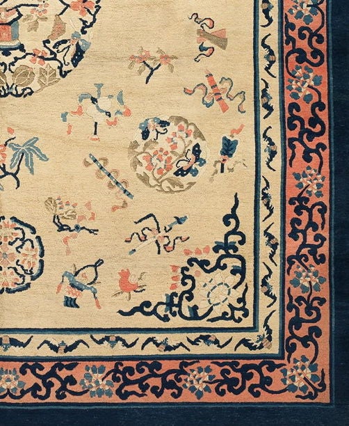 Cet élégant tapis chinois utilise un médaillon traditionnel chinois entouré de motifs de bon augure, notamment des rouleaux d'érudits, des plantes et des papillons. L'espacement des ornements dans le champ d'ivoire est particulièrement bien