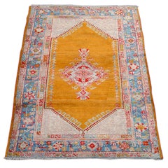 Ancien tapis d'Oushak en angora avec fond jaune safran, fin du 19ème siècle