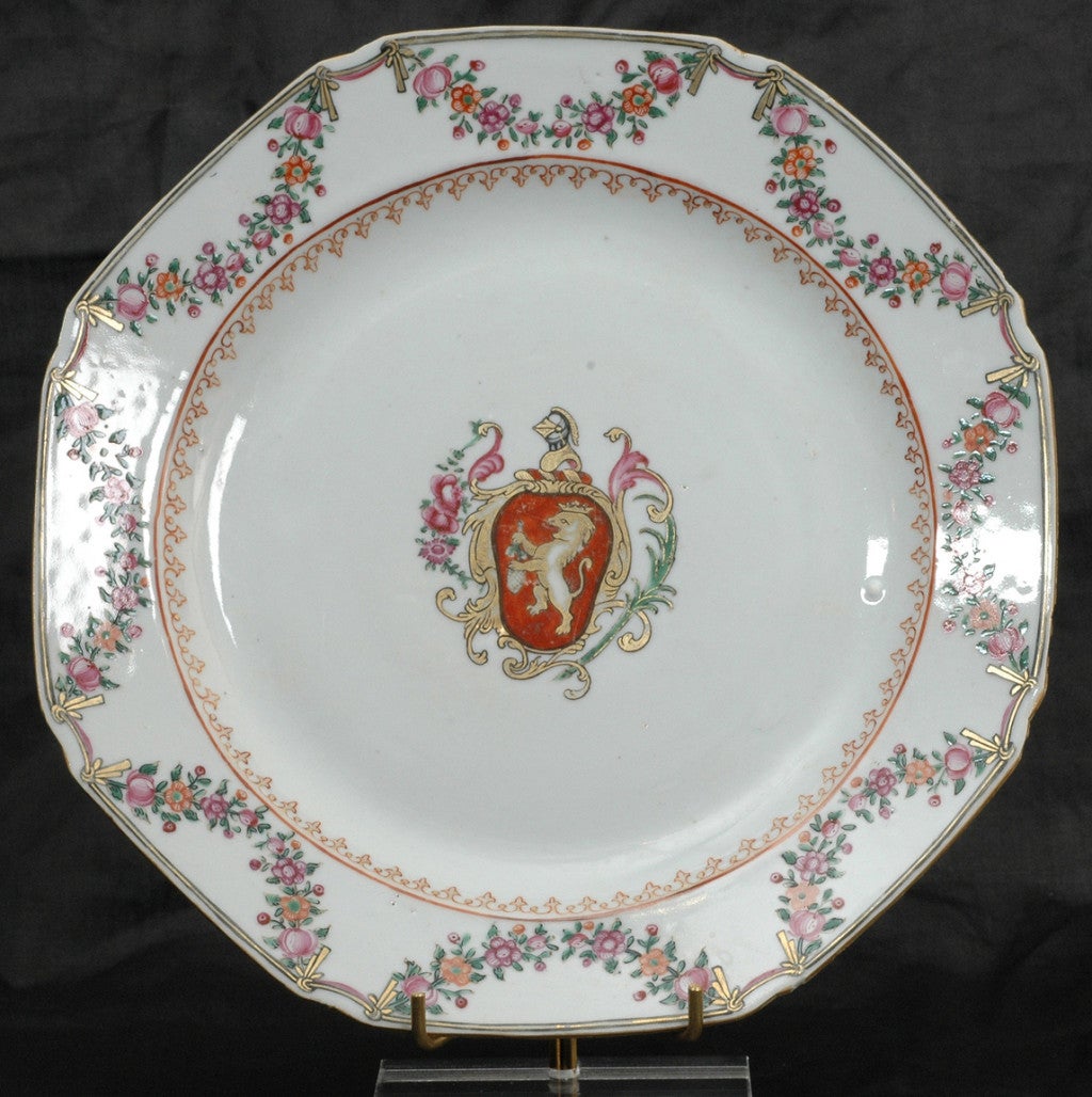 Famille rose porcelain armorial plate<br />
China, ca 1780<br />
Of rounded octagonal form with chamfered corners, decorated in the French taste (Compagnie des Indes with swags of flower and gilt ribbons hanging from the double bowstring edging.