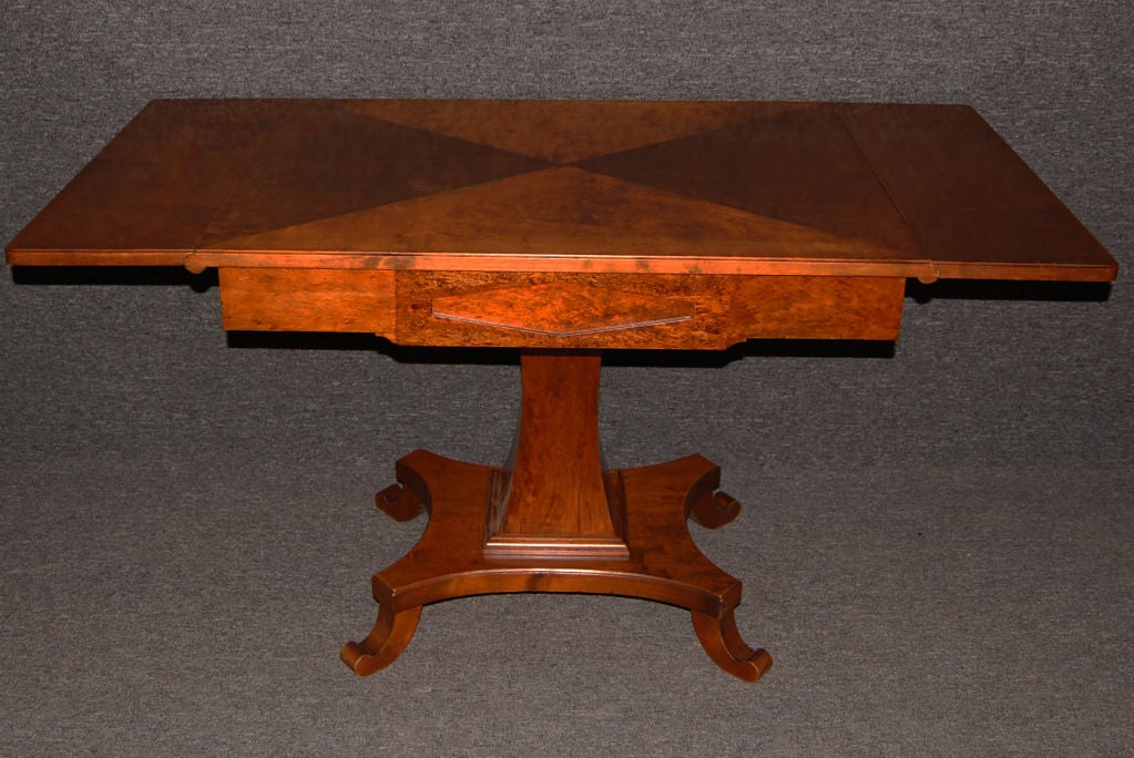 Tavolo da centro in stile Karl Johan in betulla a fiamma e masurbjork, radica di betulla proveniente dalla Svezia, con piano a foglia cadente su una base con piedistallo dalla forma aggraziata. Lo stile svedese Karl Johan è simile al Biedermeier,