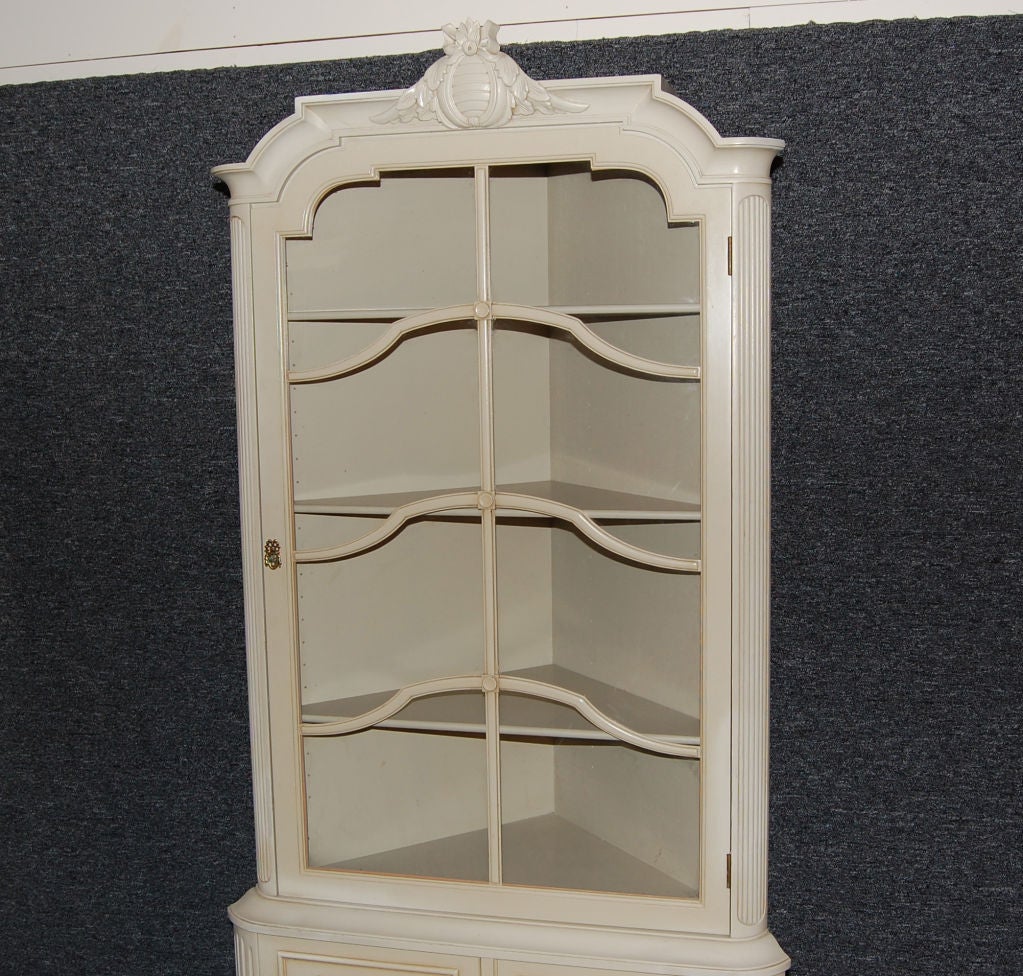 Swedish Gustavian Style Painted Corner Cabinet In Excellent Condition In Atlanta, GA
