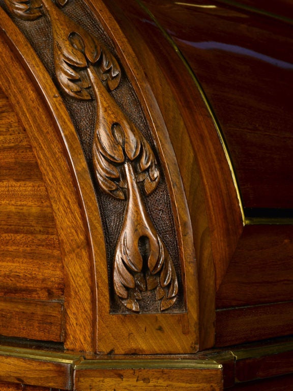 Ein wichtiges und seltenes Beispiel für ein zweiteiliges Bureau cylindre aus Mahagoni und Obstholz aus der Zeit des französischen Directoire mit einer Kommode im unteren Teil und einem Schrank im oberen Teil.  Der Schrank öffnet sich mit zwei