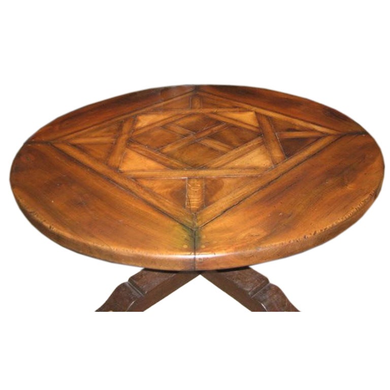 Table ronde en marqueterie avec base. Le dessus est incrusté de pièces de bois vieilles de 200 à 300 ans. base du XVIIIe siècle et plateau du XIXe siècle. Vintage.