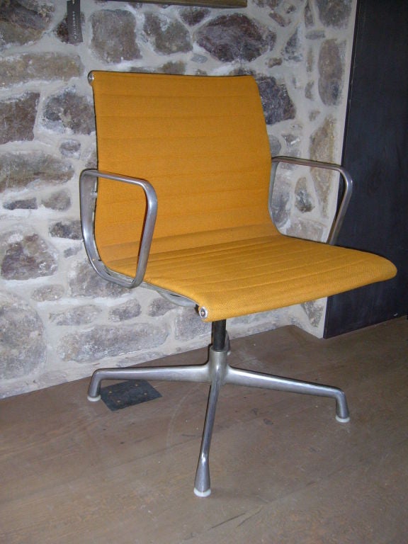 Set of Two Aluminum Chairs by Charles and Ray Eames In Good Condition For Sale In Napa, CA