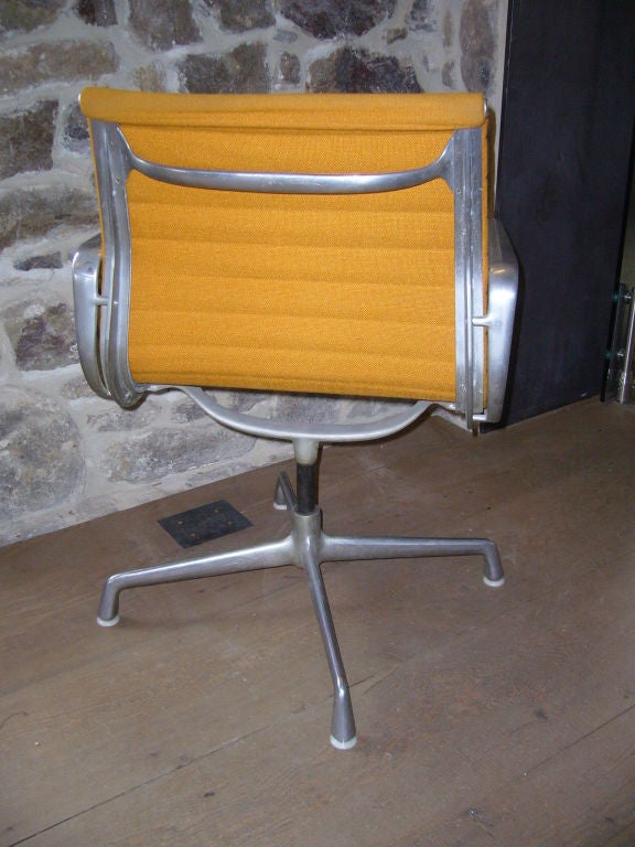 Milieu du XXe siècle Ensemble de deux chaises en aluminium de Charles and Ray Eames en vente