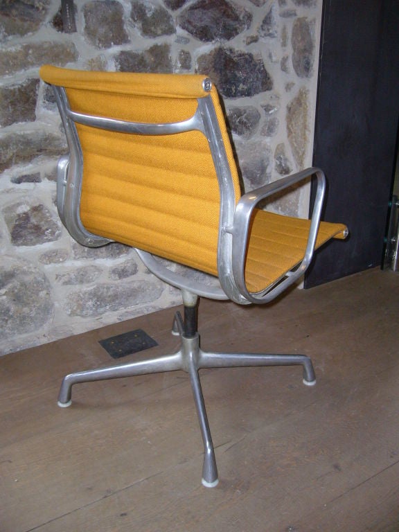 Aluminium Ensemble de deux chaises en aluminium de Charles and Ray Eames en vente