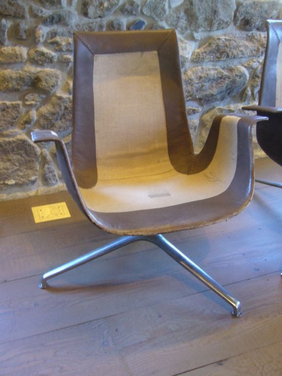 Ensemble de deux FK Bucket Chairs conçues par Preben Fabricius & Jorgen Kastolm. Les housses en cuir d'origine sont fournies avec les chaises. Illustré sans les couvertures en cuir. Excellent état vintage. Patine d'usage correspondant à l'âge des