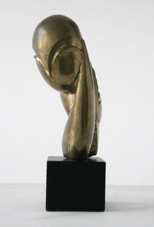 Modernist solid brass deco sculpture, designed after Constantin Brâncusi, 1930's. Deco modernist head set on a black wood base. 

Constantin Brâncusi (February 19, 1876 – March 16, 1957) pronounced, was an internationally renowned Romanian