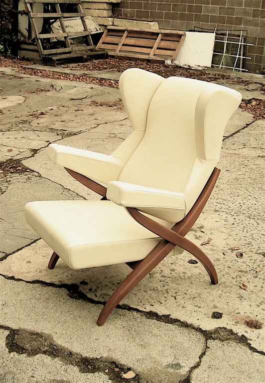 In 1952, Franco Albini reinterpreted for Arflex an earlier 1939 lounge chair design resulting in the 