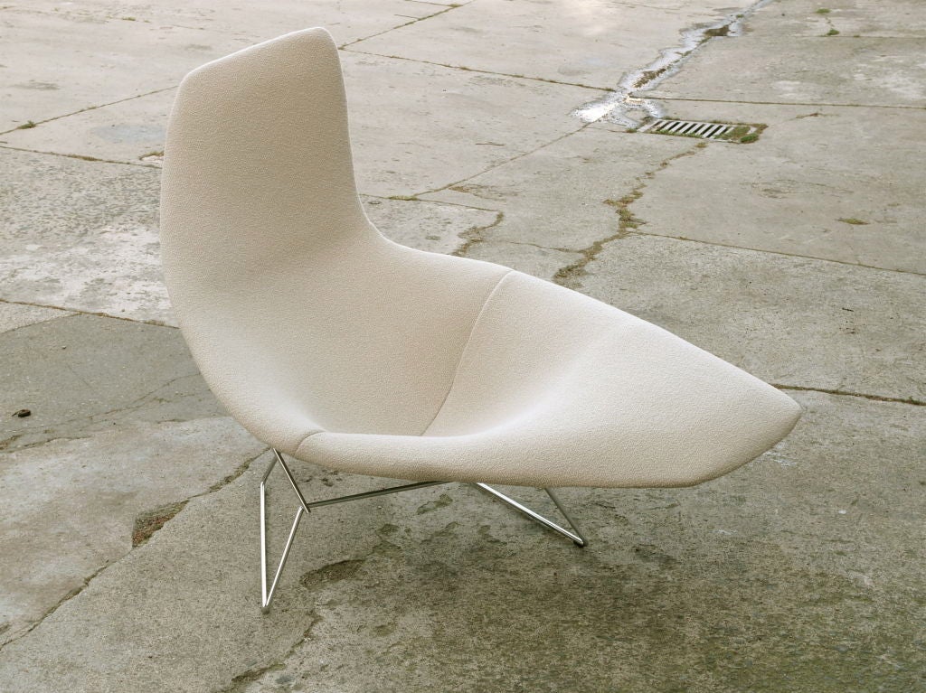 Asymmetric Chaise by Harry Bertoia, 1952<br />
Knoll International Production of Prototype<br />
Full Cover in Knoll Classic Boucle “Neutral”<br />
Includes Red Seat Cushion for Exposed Grid Look<br />
52