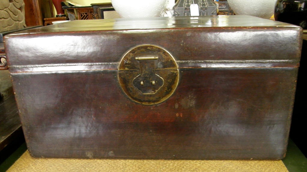 Antique Chinese leather wedding coffee table trunk In Excellent Condition In Yonkers, NY