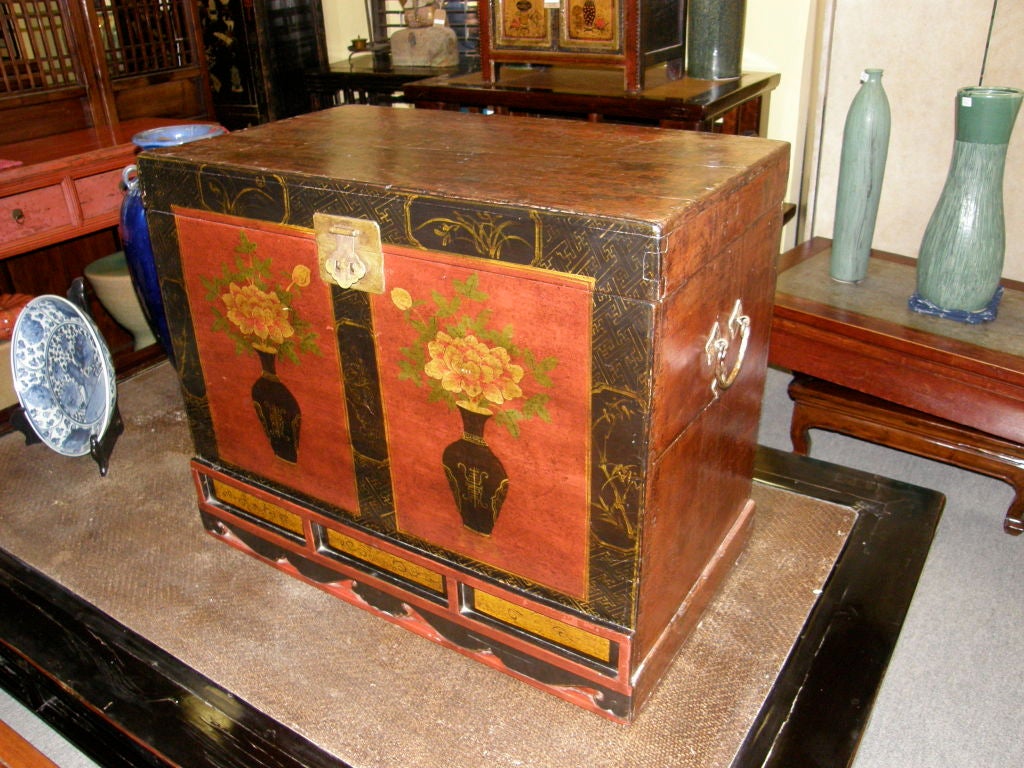 Chinese ca 1840-50 painted country trunk end table In Excellent Condition In Yonkers, NY