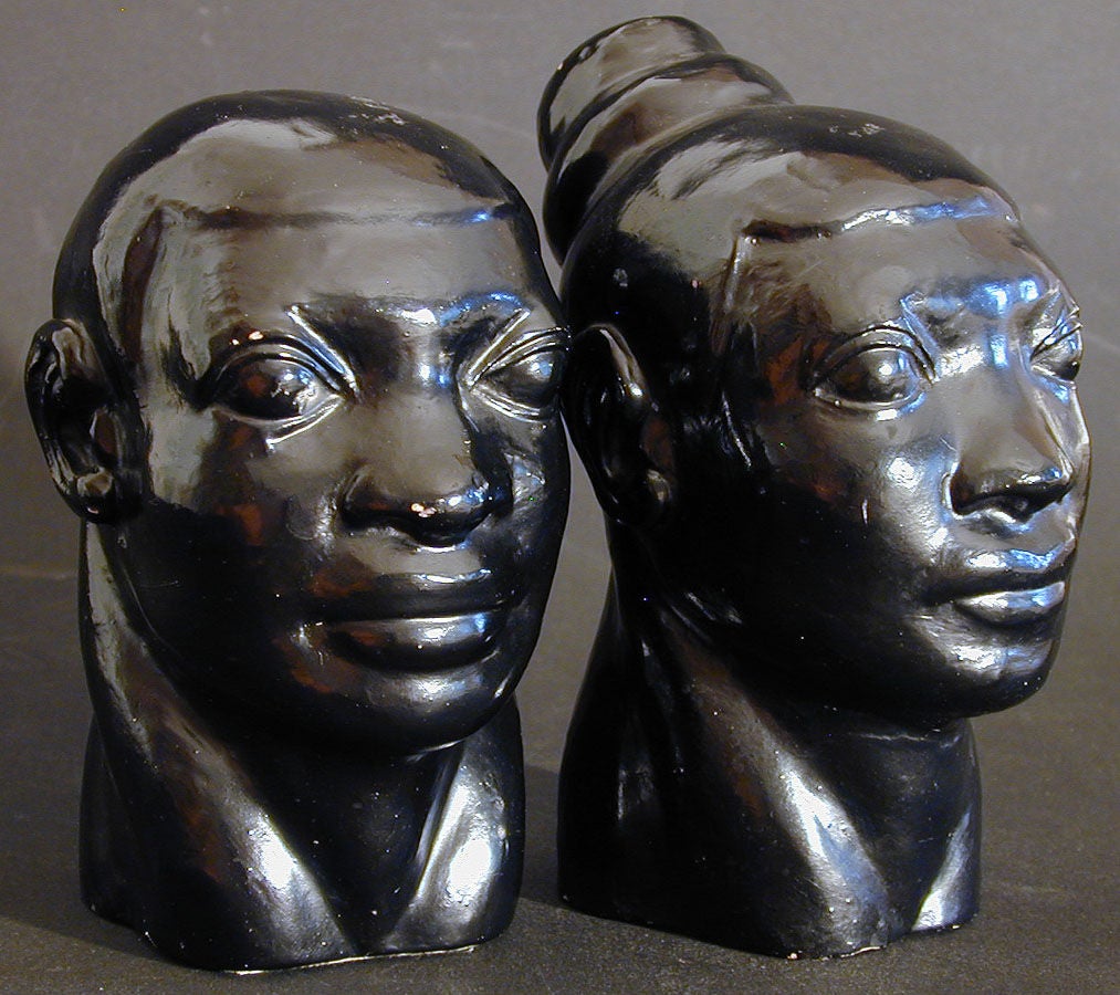 Entre todos los cursis tamborileros hawaianos y bailarines africanos de los años 30 y 40, estas piezas destacan por su rareza y gravedad.  Sólidos y dignos, sin duda fueron esculpidos por un artista de gran talento.  La etiqueta que se conserva