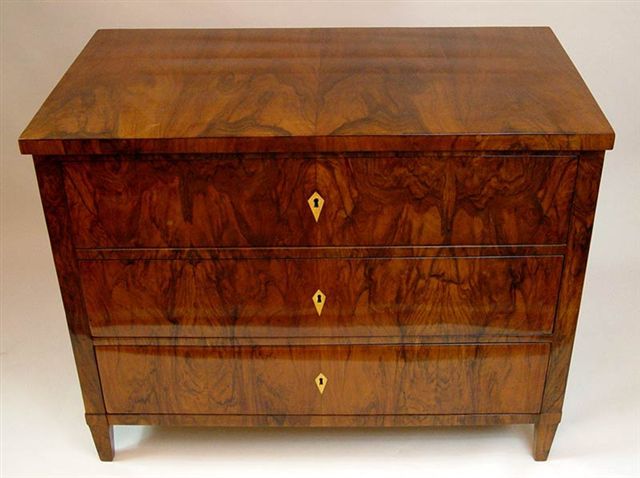 Sleek and handsome early 19th century walnut veneered three-drawer chest adorned with diamond shaped inlayed keyholes in ivory