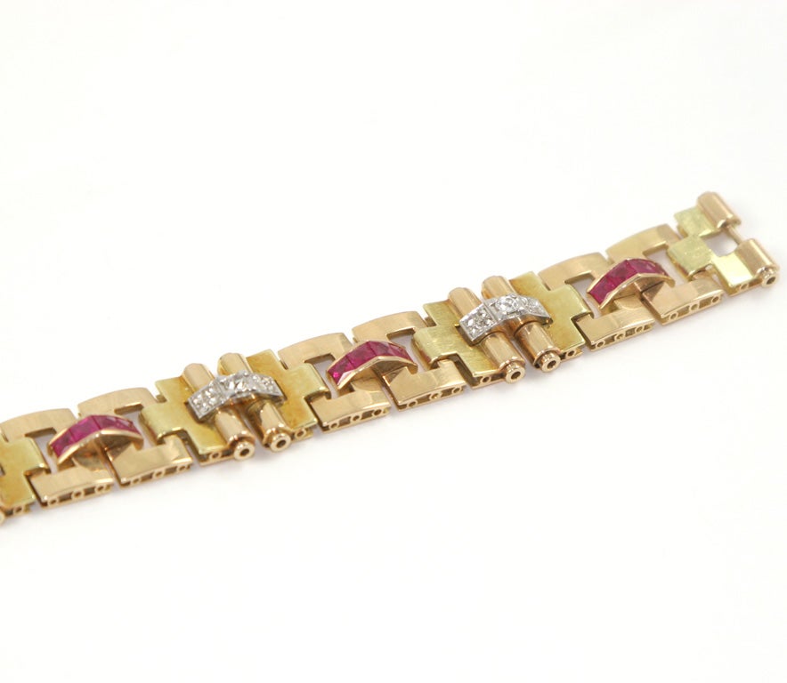 Retro-Armband aus 18 Karat Gold mit Diamanten und Rubinen in verschiedenen Farben im Zustand „Hervorragend“ in New York, NY