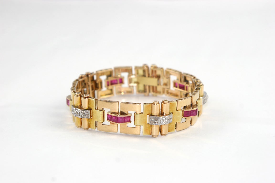 Architektonisches Armband aus Rot- und Gelbgold mit 5 Verbindungsstücken, jedes mit birmanischen Rubinen im Kanalschliff besetzt  & 5 Verbindungsstücke, jedes mit einem zentralen Old Mine-Diamanten und 8 Diamanten im Rosenschliff besetzt.