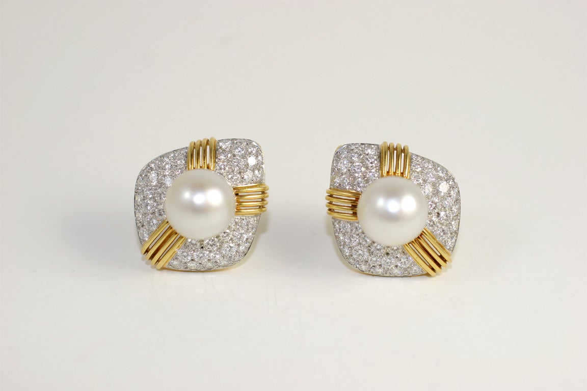 18kt South Sea Pearl & Diamond Earings In Excellent Condition For Sale In New York, NY