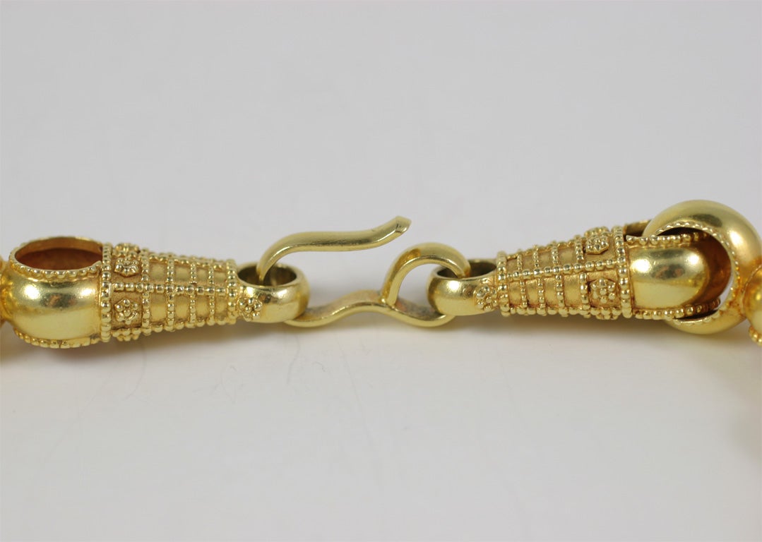 An 18kt yellow gold chain that may be worn as a necklace or doubled up as a bracelet.
Length: 18.50 inches
Width: .40 inch