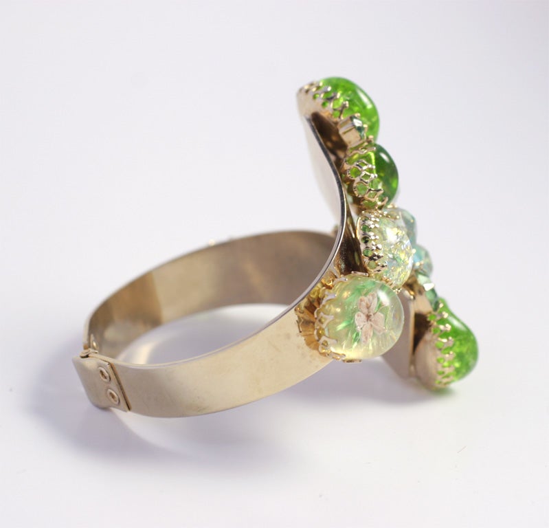 Bracelet à charnières « or » en pierre verte Excellent état - En vente à Stamford, CT