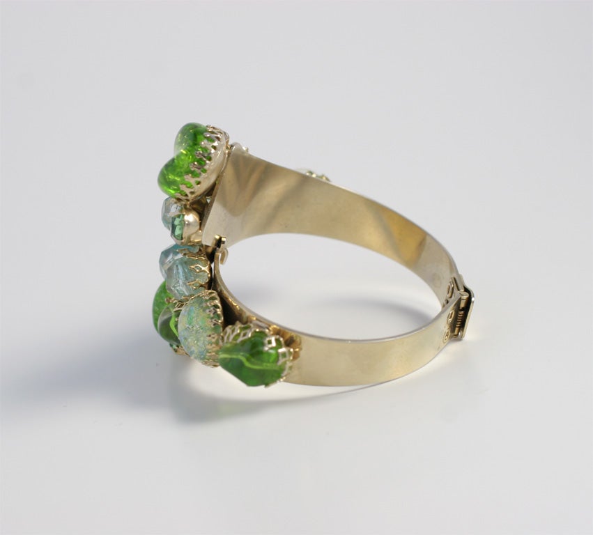 Bracelet à charnières « or » en pierre verte en vente 4