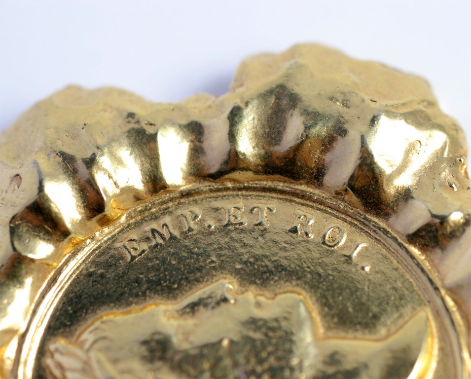 Hattie Carnegie Große Münzbrosche „Gold“ von Hattie, Kostümschmuck im Zustand „Hervorragend“ im Angebot in Stamford, CT
