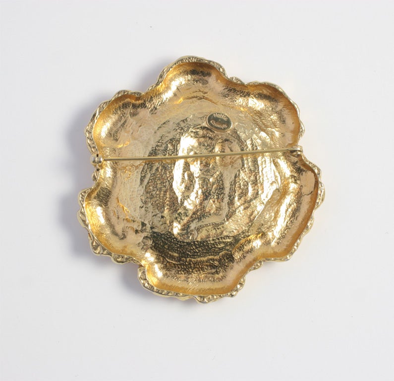 Hattie Carnegie, grande broche de pièce de monnaie « en or », bijou de costume Pour femmes en vente