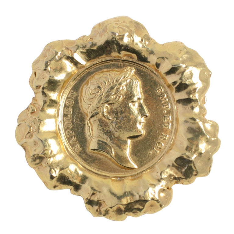 Hattie Carnegie, grande broche de pièce de monnaie « en or », bijou de costume en vente