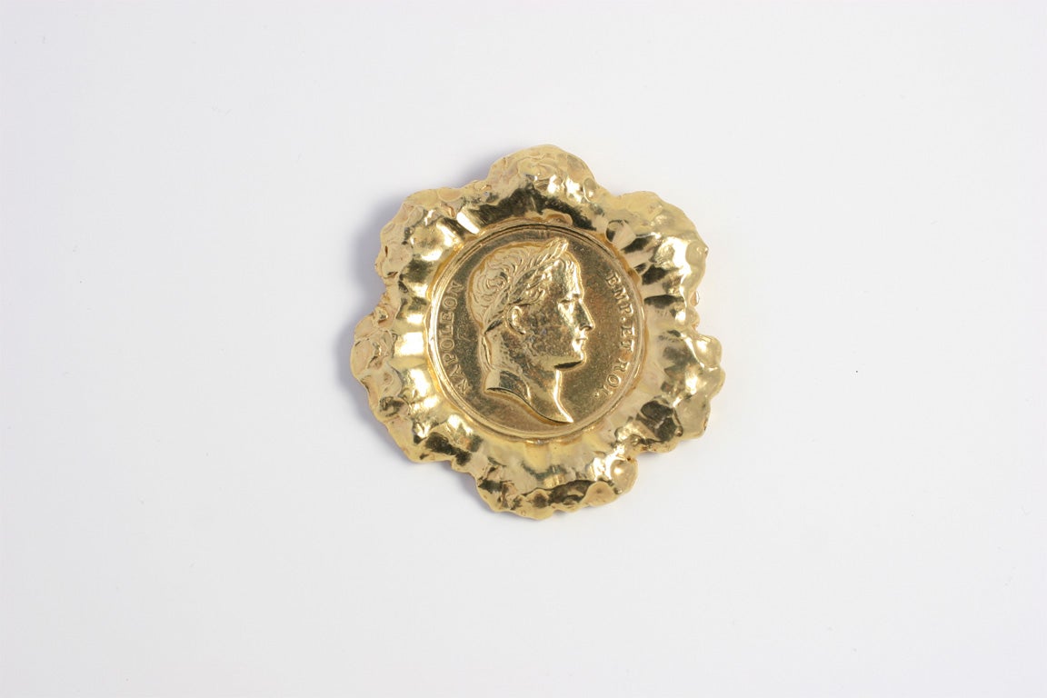 Hattie Carnegie, grande broche de pièce de monnaie « en or », bijou de costume en vente 2