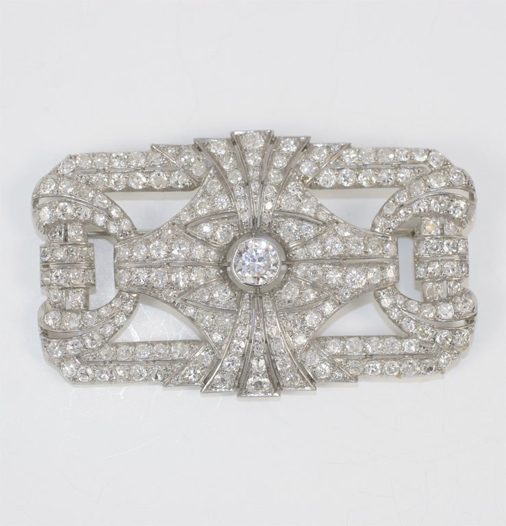 Flowing geometric brooch centering a round brilliant cut diamond 0.90 carats, pave set with 204 round diamonds 8 carats.