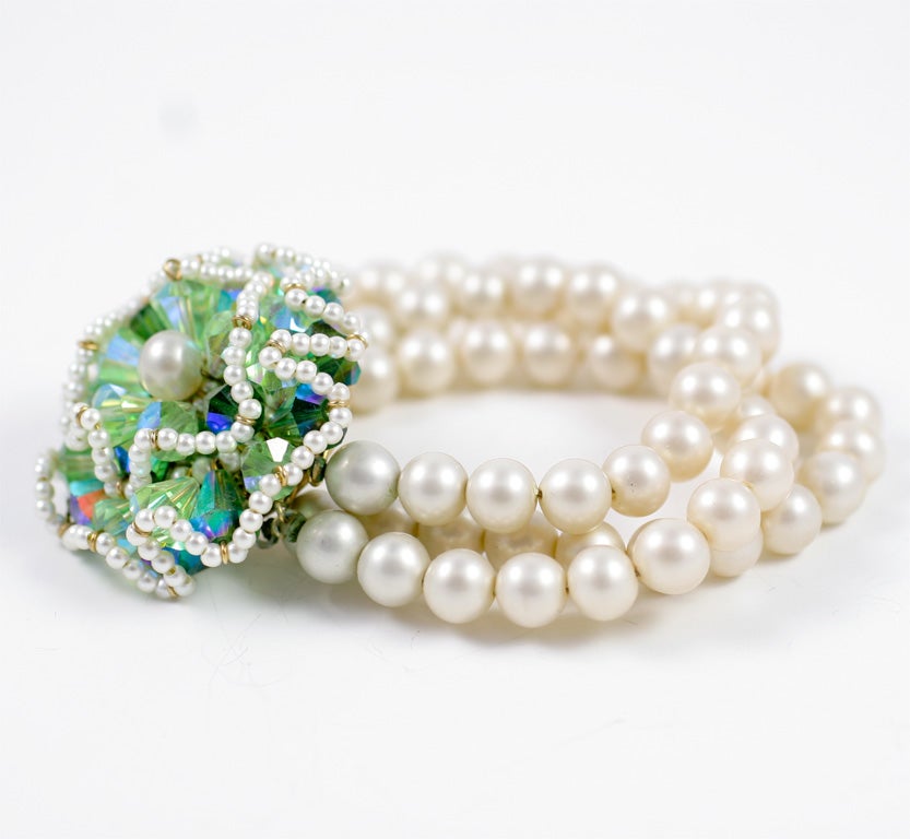 Bracelet Vendome « perle » avec grande fleur en pierre verte, bijou de fantaisie Excellent état - En vente à Stamford, CT