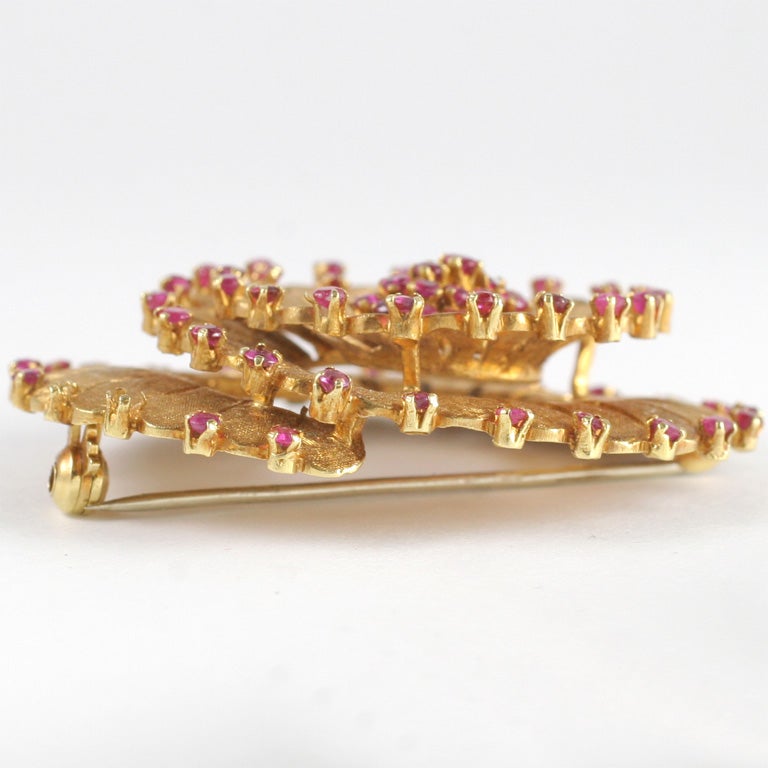 Unusual  18kt Yellow Gold & Ruby Pin For Sale 2
