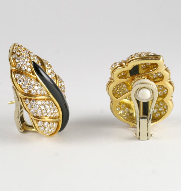 18kt Yellow Gold, Diamond & Onyx Clip-on Leaf Earrings In Excellent Condition For Sale In New York, NY