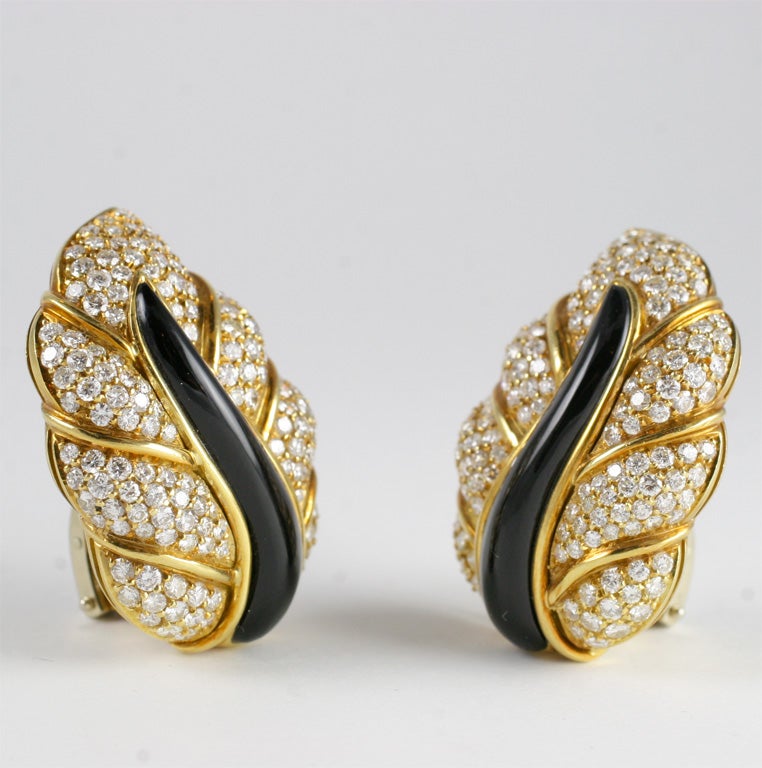 Women's 18kt Yellow Gold, Diamond & Onyx Clip-on Leaf Earrings For Sale