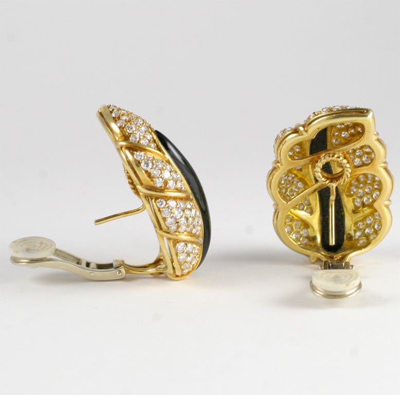 18kt Yellow Gold, Diamond & Onyx Clip-on Leaf Earrings For Sale 2