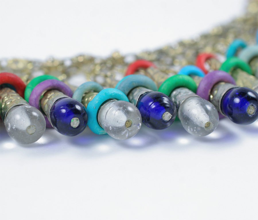 Bunte exotische silberfarbene Perlenkette, Kostümschmuck im Zustand „Hervorragend“ im Angebot in Stamford, CT