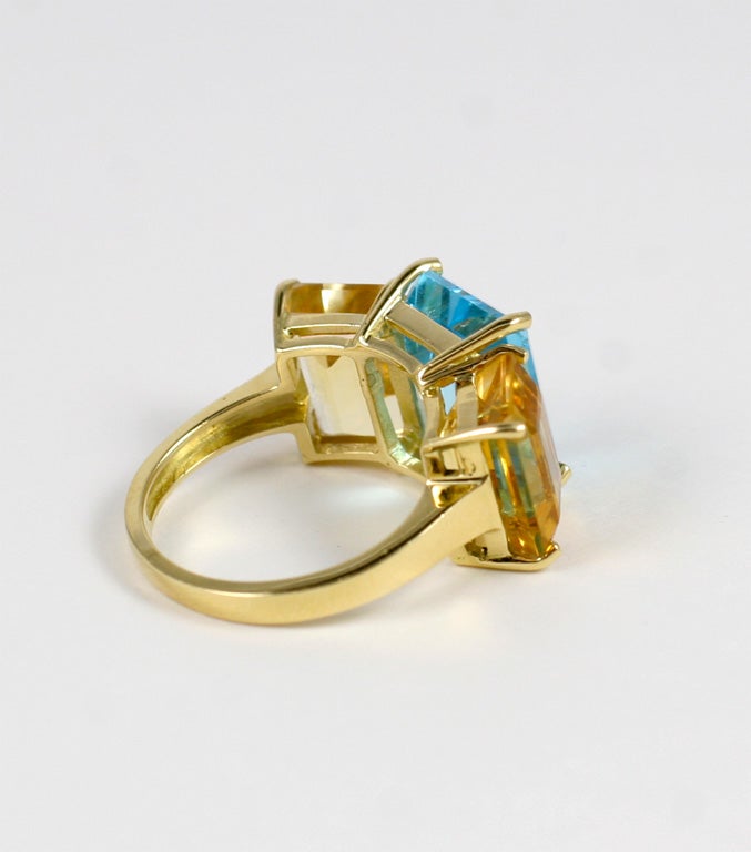 Contemporary 18kt Yellow Gold Emerald Cut Ring with Citrine and Peridot For Sale