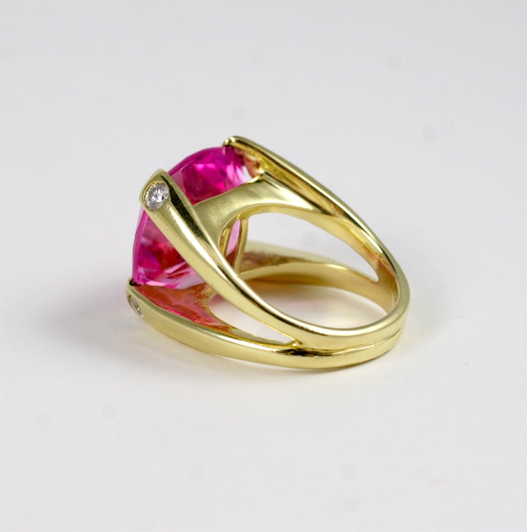 Großer 18kt Gelbgold Facettierter Cushion Cut Dome Ring mit Diamanten im Zustand „Neu“ im Angebot in New York, NY