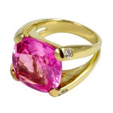 Large 18kt Yellow gold Faceted Cushion Cut dome ring with diamonds 5