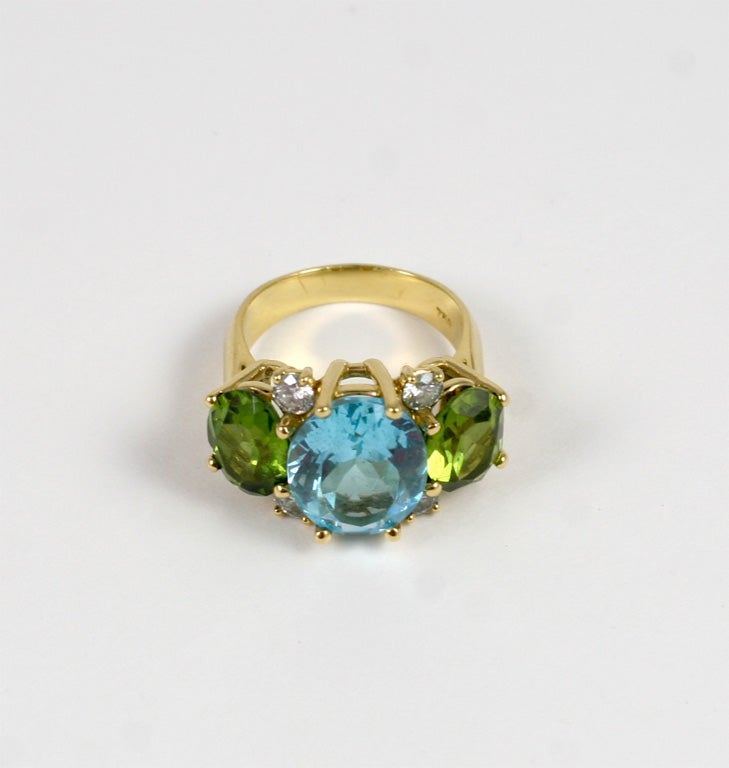 Large 18kt Yellow Gold Gum Drop Ring with Blue Topaz and Peridot In New Condition For Sale In New York, NY
