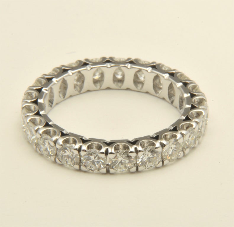 Elegant, 18K white gold eternity band, set with 1.10 carats of G color, VS diamonds.<br />
Size: 51 mm, or US size 5 1/2-6.