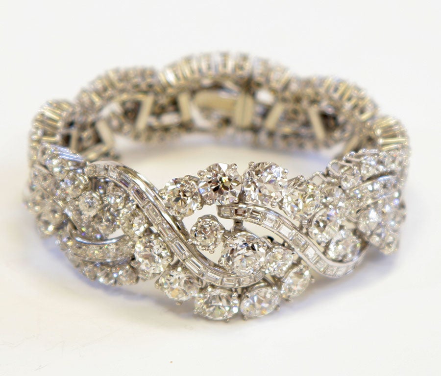 15 major round brilliant cut diamonds  20.46 carats <br />
212 round diamonds 50.00 carats<br />
12 baguettes 5.00 carats