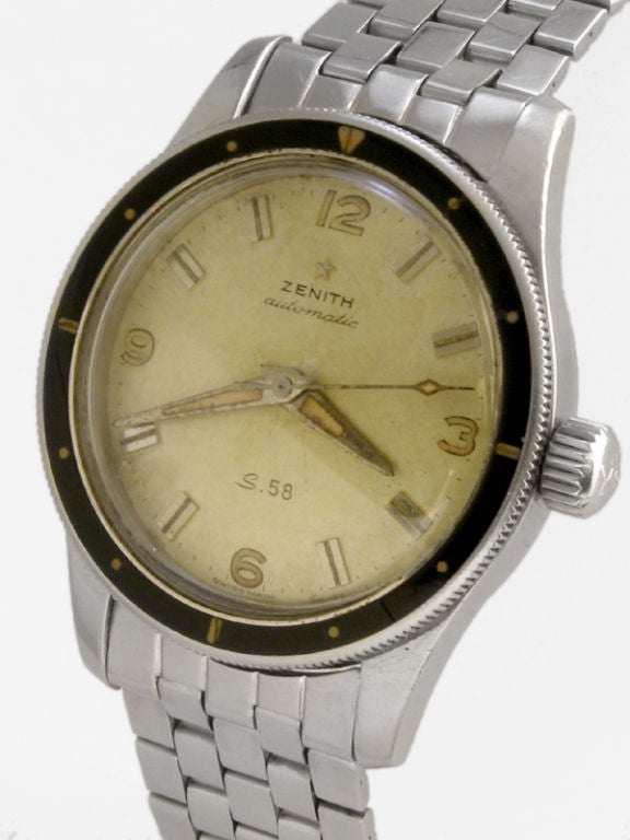 Modelo de submarinismo automático Zenith S-58 de 1959. Caja de 37 X 46 mm de diámetro con fondo atornillado estampado en letra S-58. Bisel de baquelita giratorio de tiempo transcurrido. Esfera satinada plateada original patinada, con índices