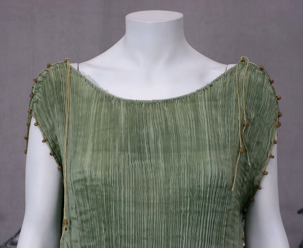Robe Delphos en soie plissée, vert Sage, de Mariano Fortuny 1