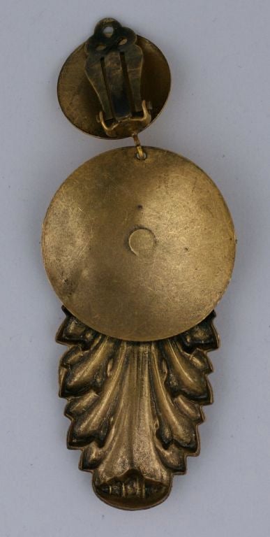 Großer Joseff of Hollywood-Ohrring in signiertem antikem Grüngold um 1940. Clip zurück.<br />
Länge: 3,25