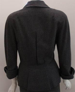 Hattie Carnegie - Ensemble 2 pièces veste et jupe ajustée en laine grise, circa 1950 en vente 2